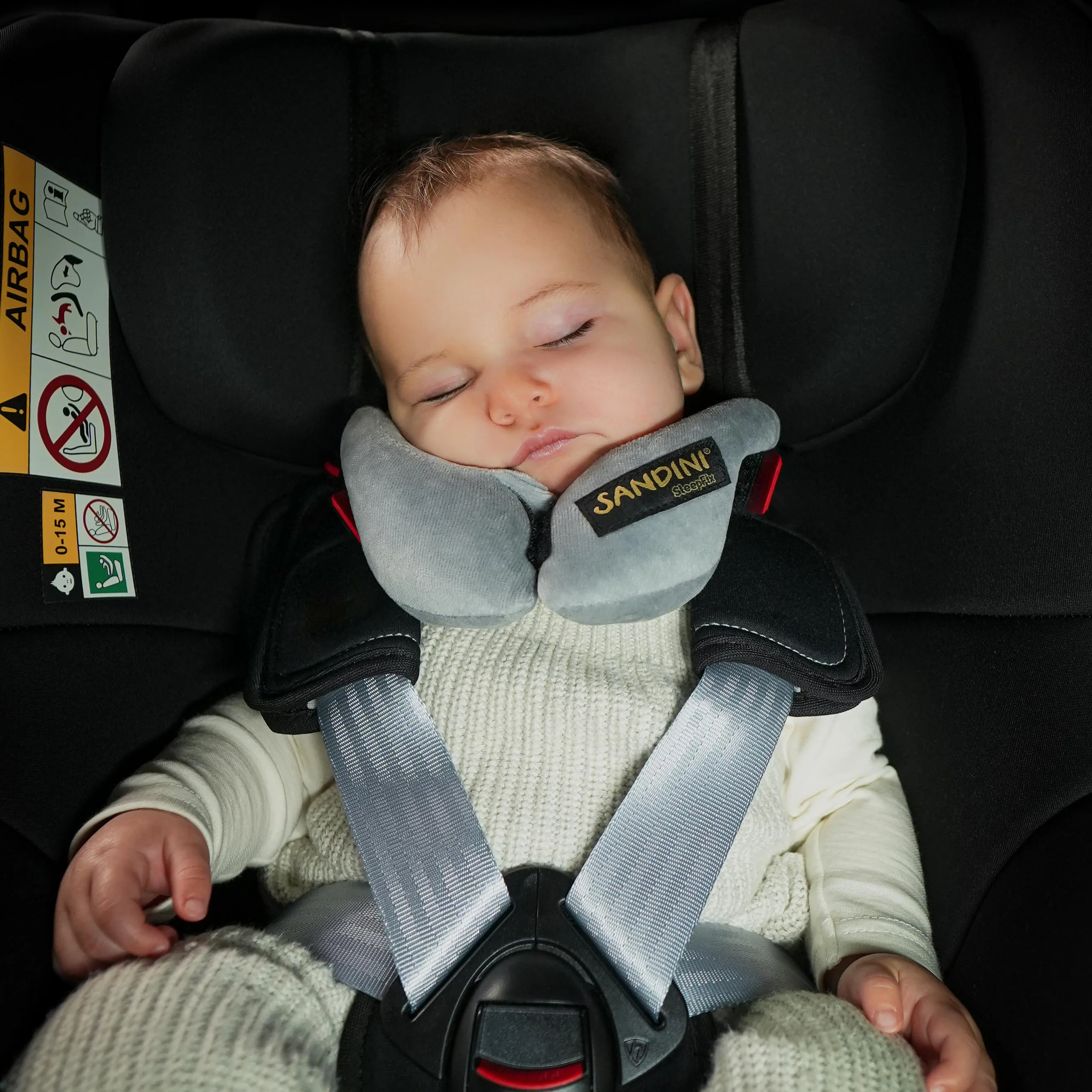 Baby schläft sicher im Kinderwagen mit SleepFix® Baby