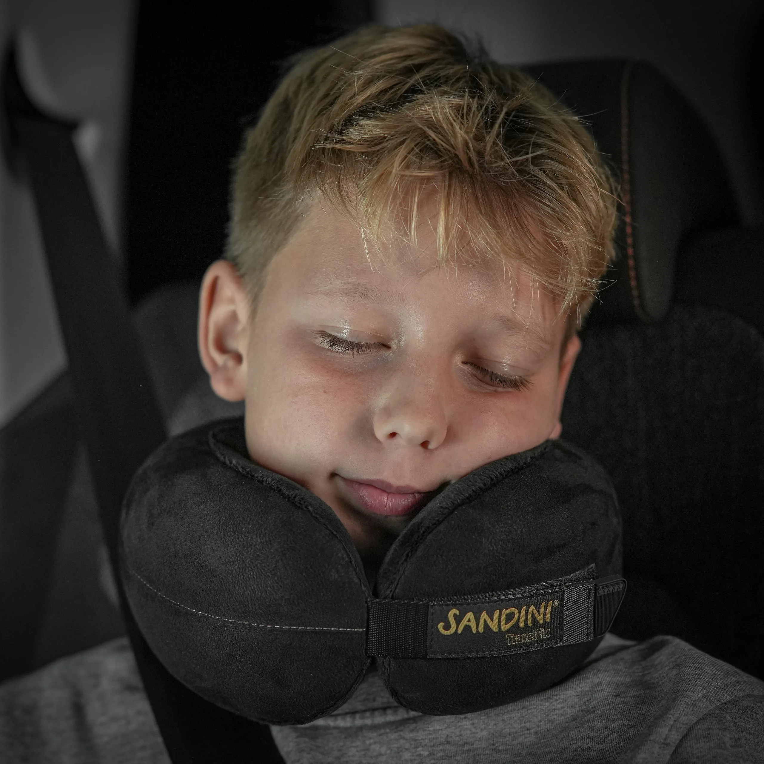 Kind schläft ergonomisch mit TravelFix® Junior